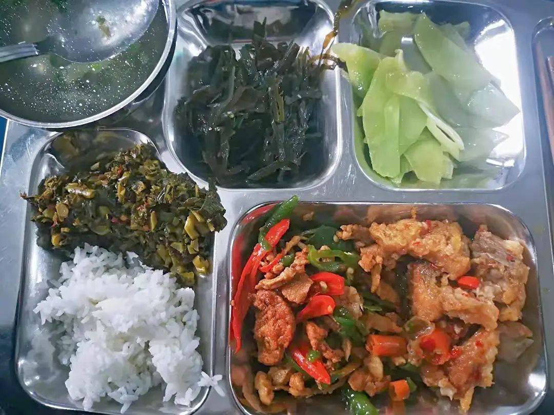 广东电子厂老板自夸食堂伙食好能进全国前十却遭网友疯狂吐槽