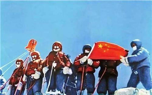 珠峰“睡美人”冰封9年，数百人路过视而不见，只有他做了件傻事