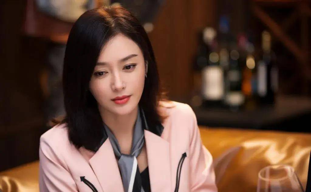 40岁职场女性怎么穿,看秦岚如何示范又飒又美的职场女强人_西装_衬衫