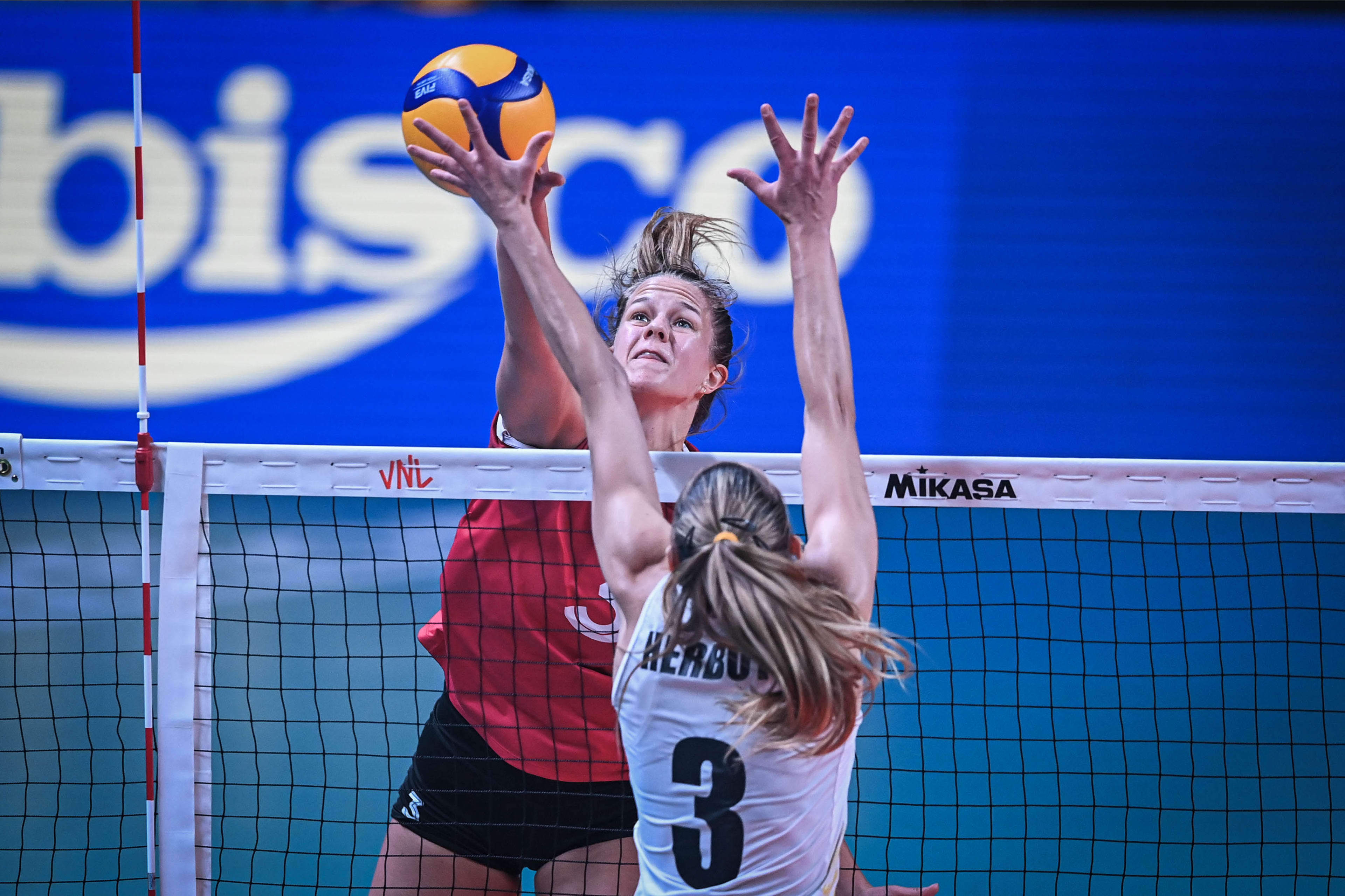 世界女排联赛加拿大31擒获比利时比利时小辣椒双拳难敌四手