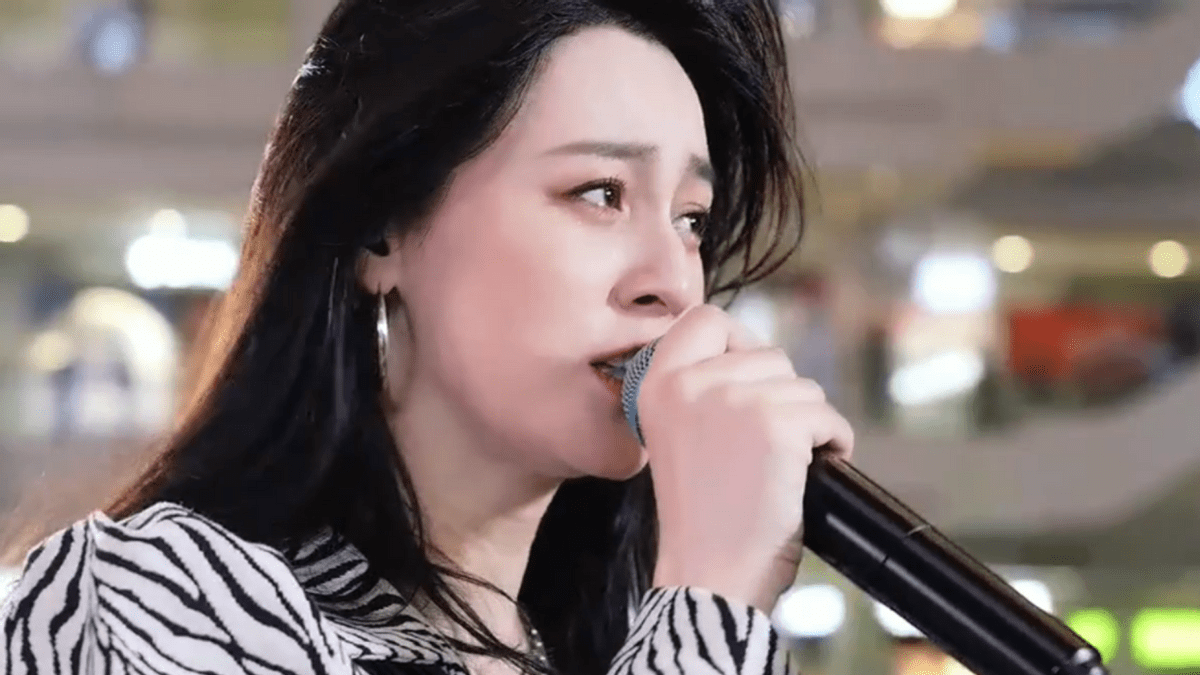 "网红一姐"唐艺,坐拥3000万粉丝,综艺上被评委怒怼啥也不是!