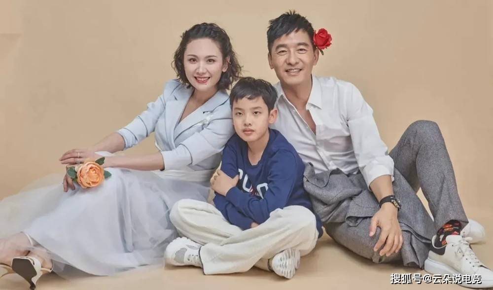 郭晓东罕携妻儿拍大片,他西装板鞋阳光帅气,儿子跟妈共用一张脸