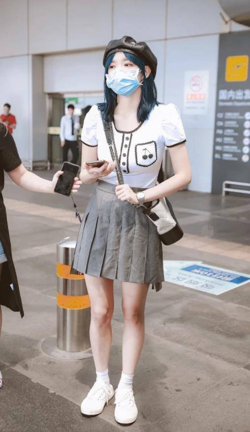 有种 逆袭 叫程潇瘦了 手绘服配海盐蓝发色 又美又飒很迷人 穿着 发展 白色