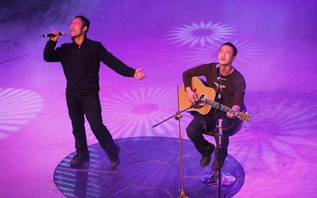 "旭日阳刚"十年后王旭住工棚,刘刚年入百万,汪峰仍在春天里_歌曲_网友