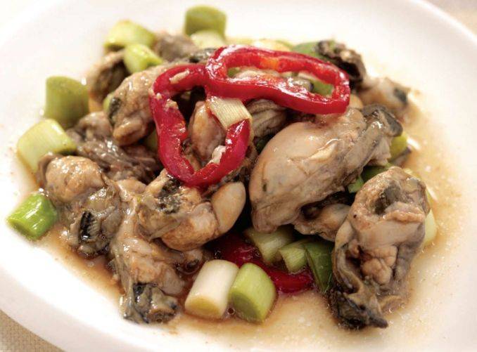 蒜炒牡蛎原料:牡蛎200克,青蒜60克,辣椒1个,大蒜2瓣,料酒,白糖各适量