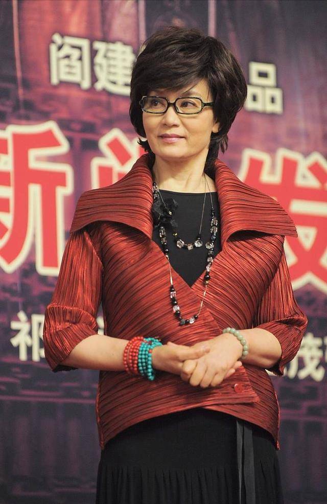 原創66歲潘虹不服老穿吊帶裙依舊精緻比小姑娘更有氣質