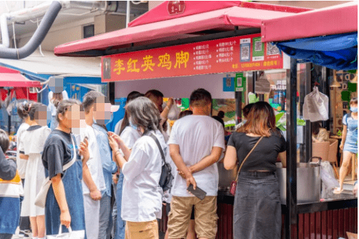 弥勒大名鼎鼎的小吃街,靠几个摊摊和奶茶店,火爆红河州_李红英_洋芋
