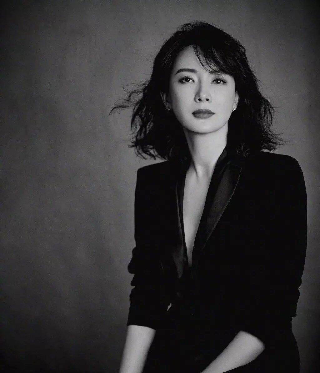 原创霸道总裁陈数上线西装难掩好气质43岁美成职场穿搭教科书