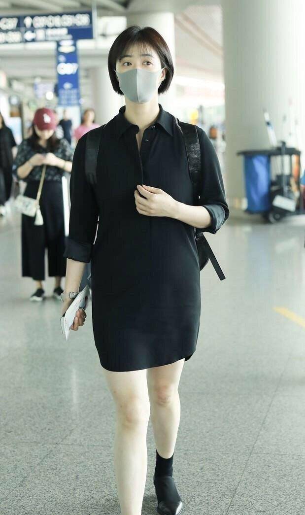 都知道蒋欣的身材一直都是她的短板,虽然身形高挑修长,但骨架很宽稍微