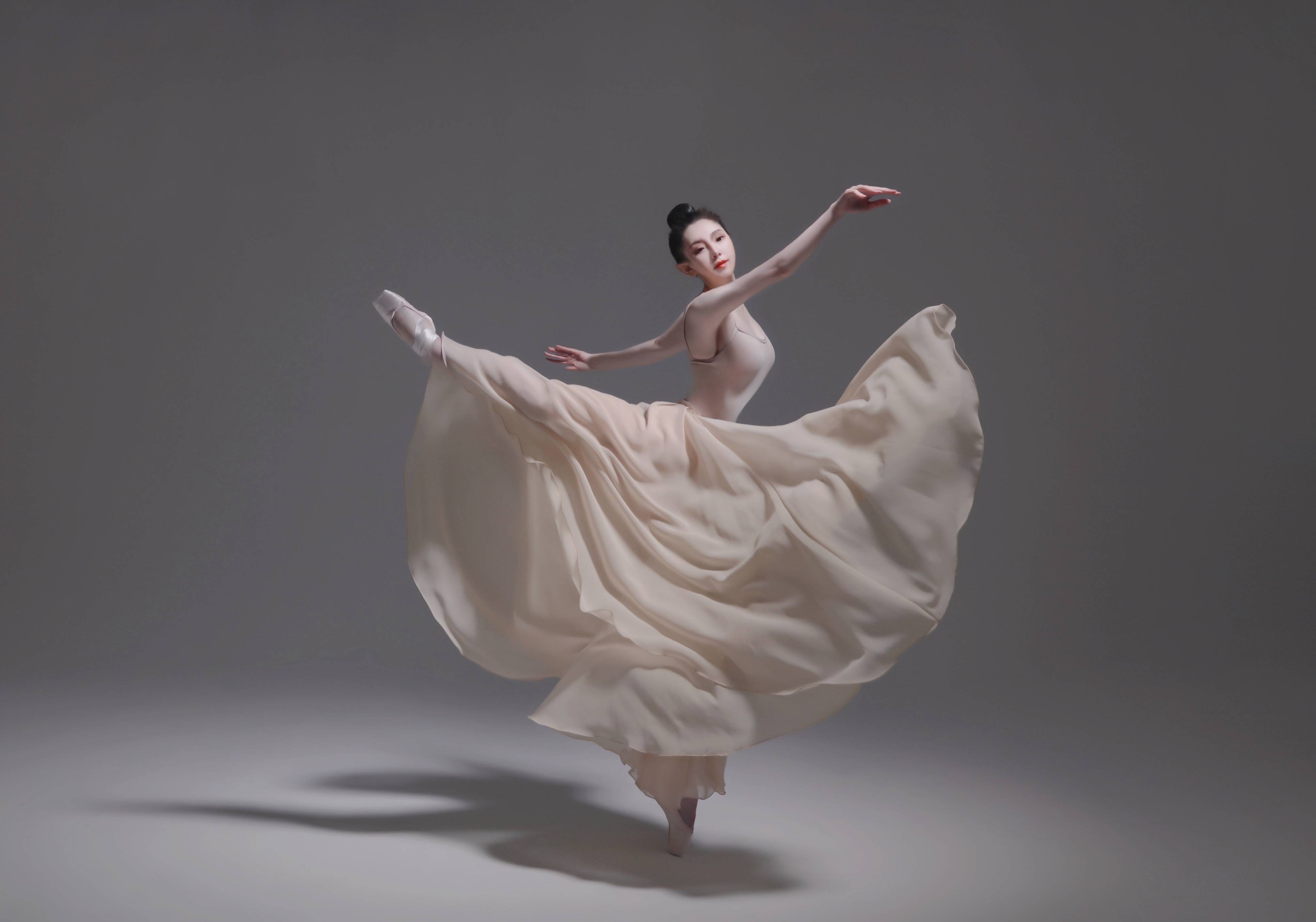 芭蕾女神棠玥寕:翩然起舞时,世界仿佛屏住了呼吸!