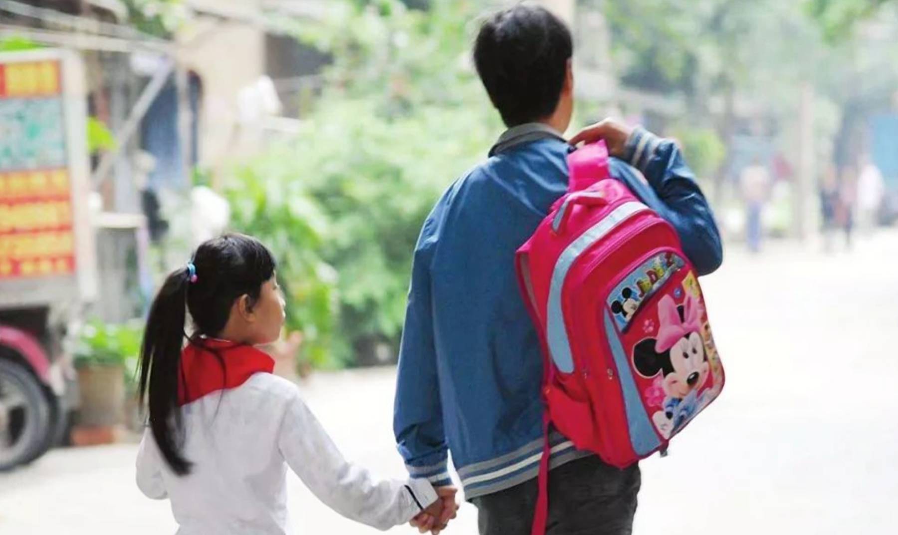 的父亲接闺女放学,害怕女儿嫌弃,女儿的举动令人感动_小孩_父母_孩子