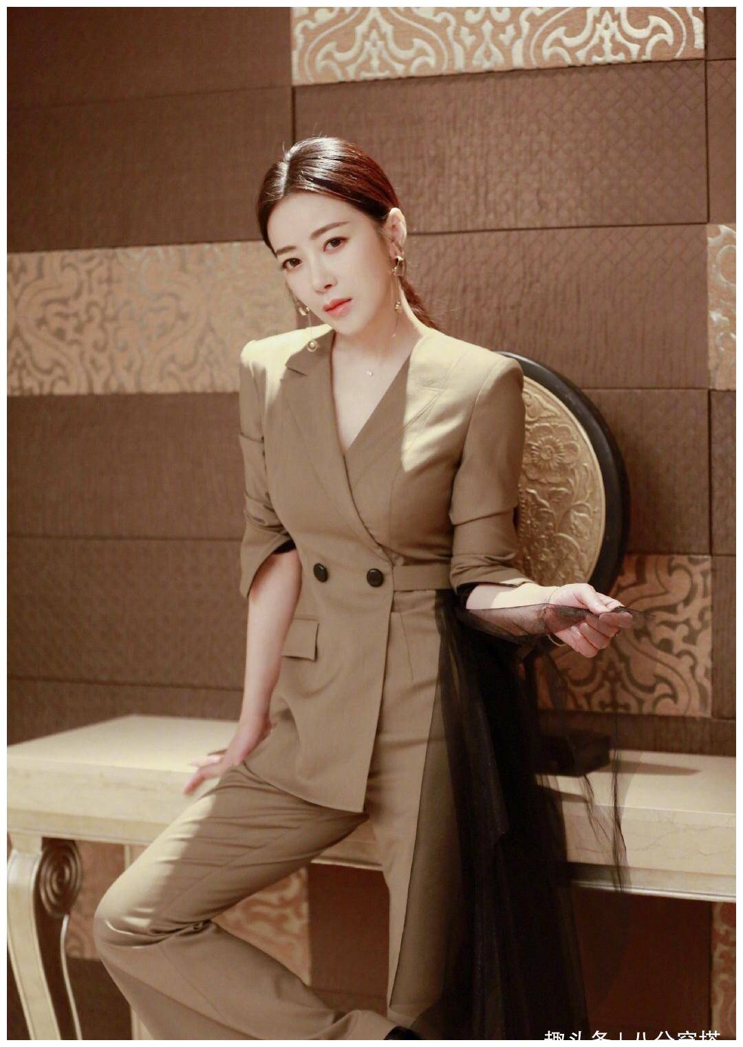 原创陈紫函造型真漂亮卡其色西装知性大气精致干练显白又有活力