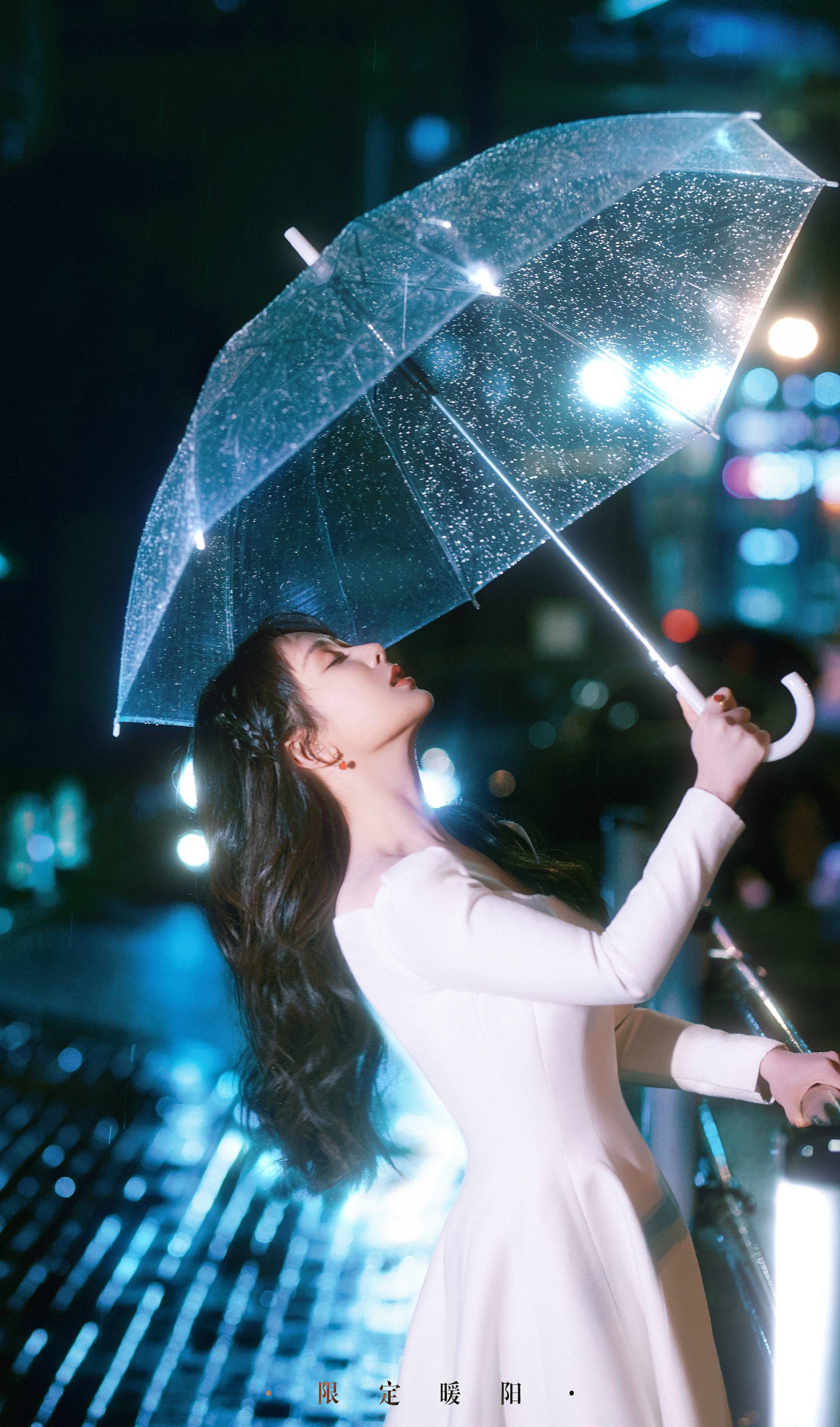 撑伞也是雨中人图片图片