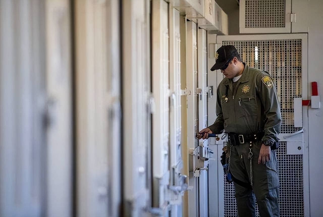 原创美国犯人沦为悲惨奴隶遭狱警群殴放狗咬女囚还被当成玩物