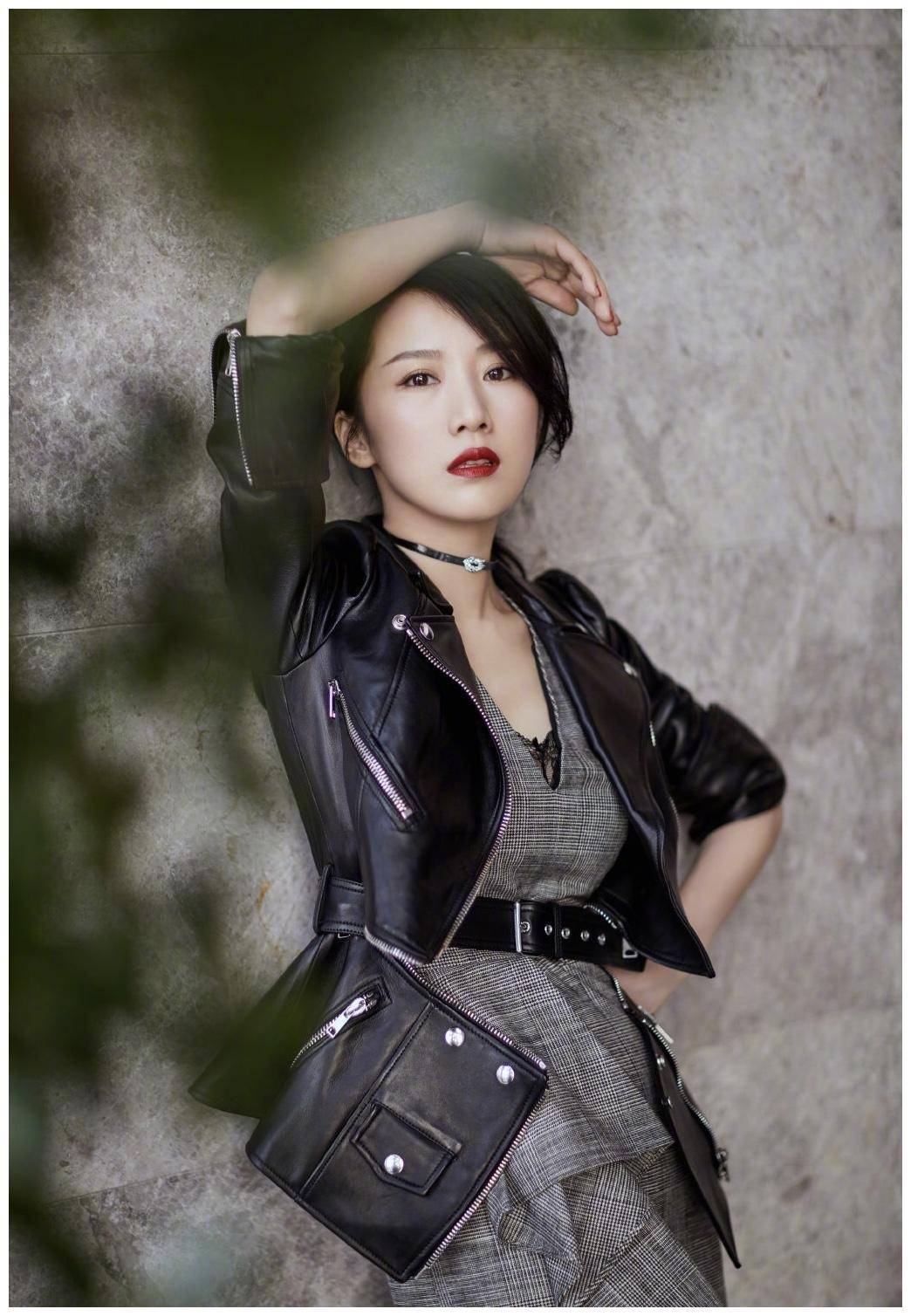 原创李念很有贵妇气质感黑色皮衣搭配连衣裙减龄时髦魅力十足