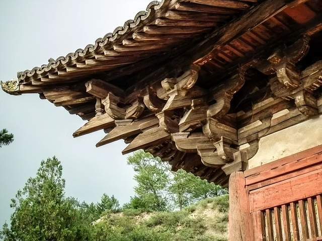 古建筑营造飞檐斗拱处雕梁画栋间