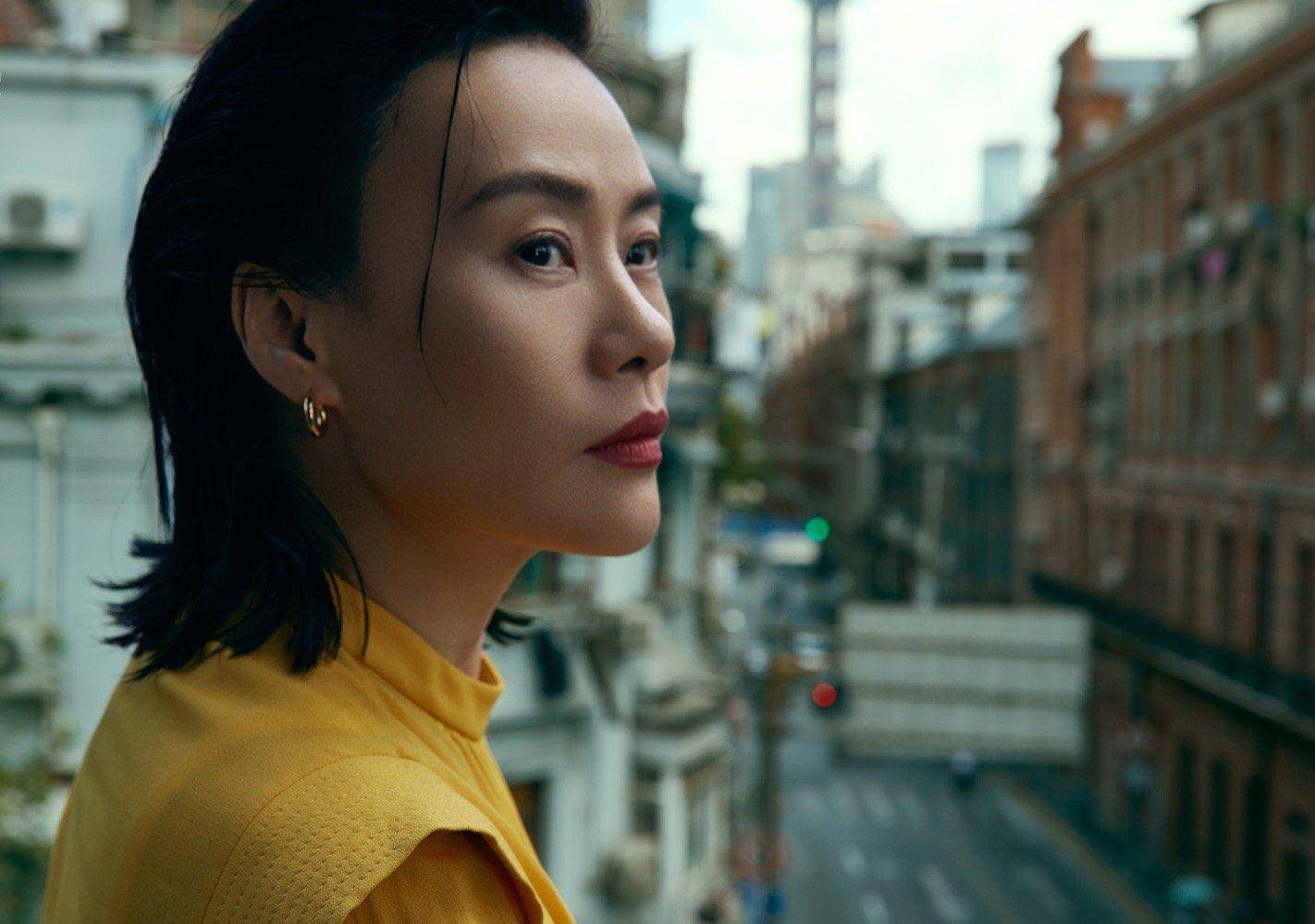 原创邬君梅难得高调穿红大衣配西裤优雅大气54岁的她气质太好