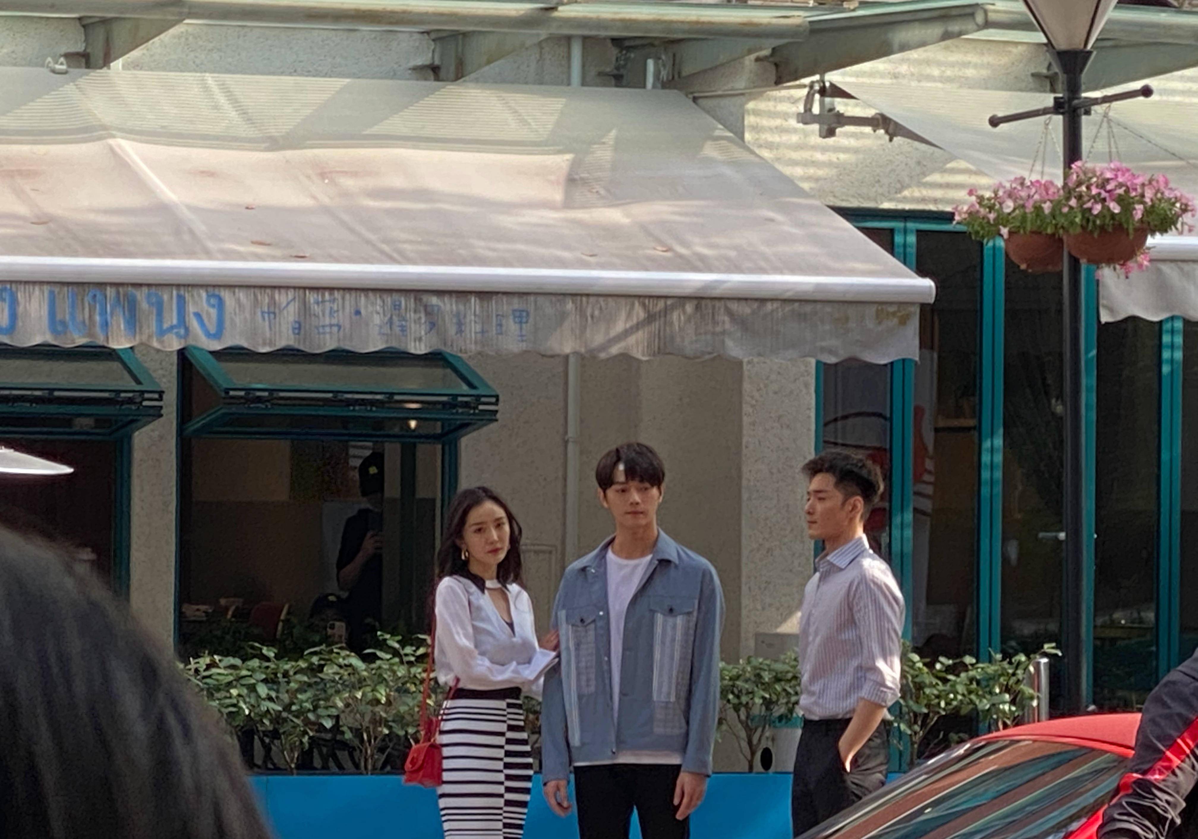 杨幂许凯新戏路透曝光路人镜头下杨幂短裙造型身材超抢镜