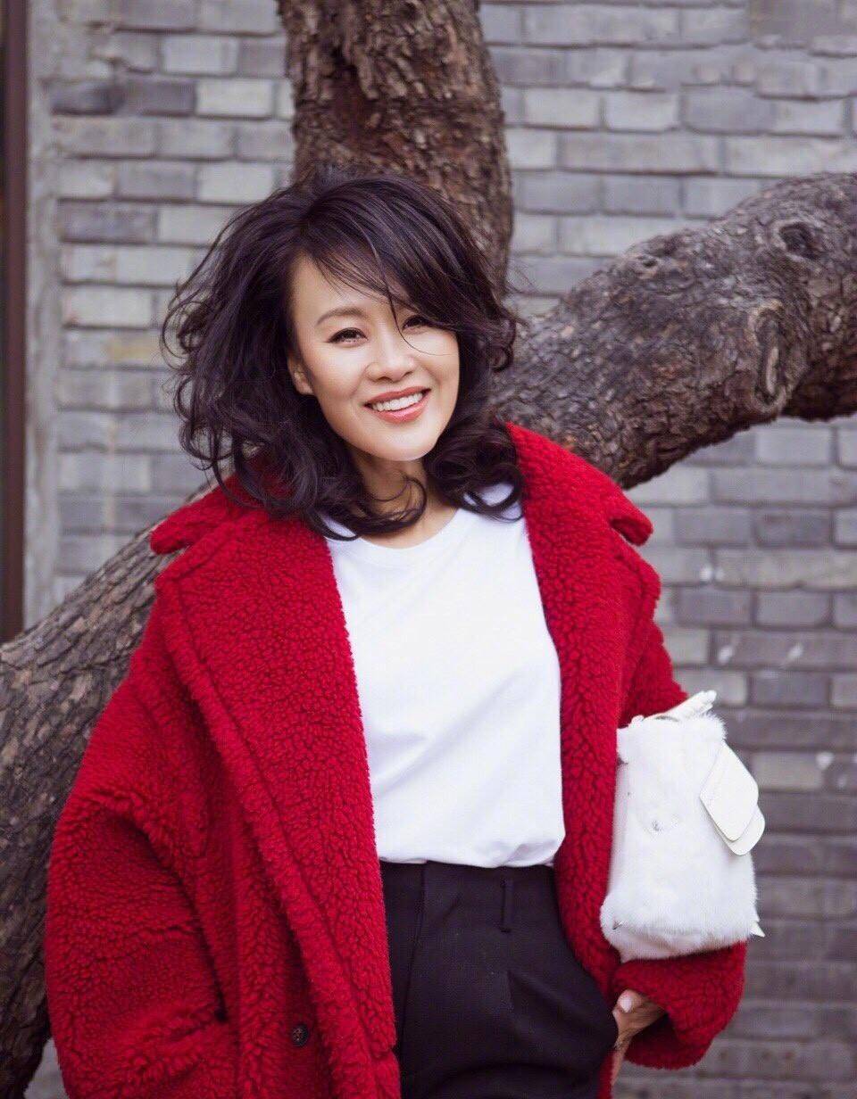 原创邬君梅难得高调穿红大衣配西裤优雅大气54岁的她气质太好