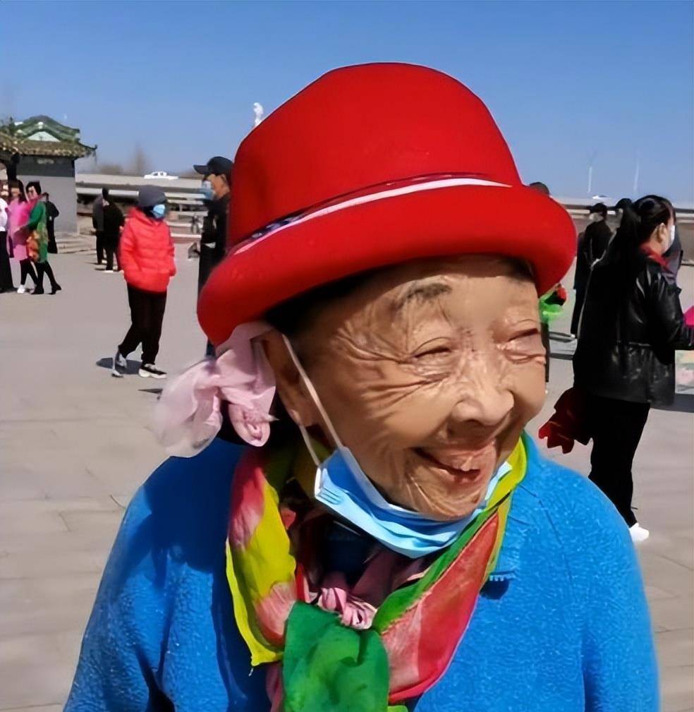 李玉成晒马玉琴库存视频和孙子一起吃饭疑似马玉琴身体不佳