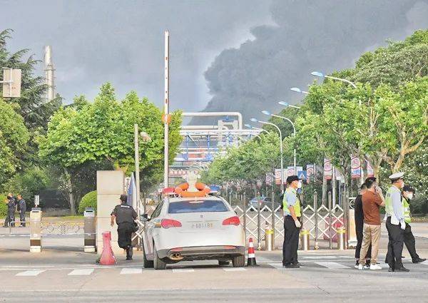 火災發生後,上海市119指揮中心接警後迅速調派金山,奉賢,化工區等救援