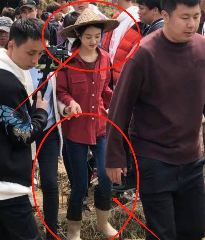 原创赵丽颖干农活路透曝光拿锄头超接地气生图下的腿围我却看愣了