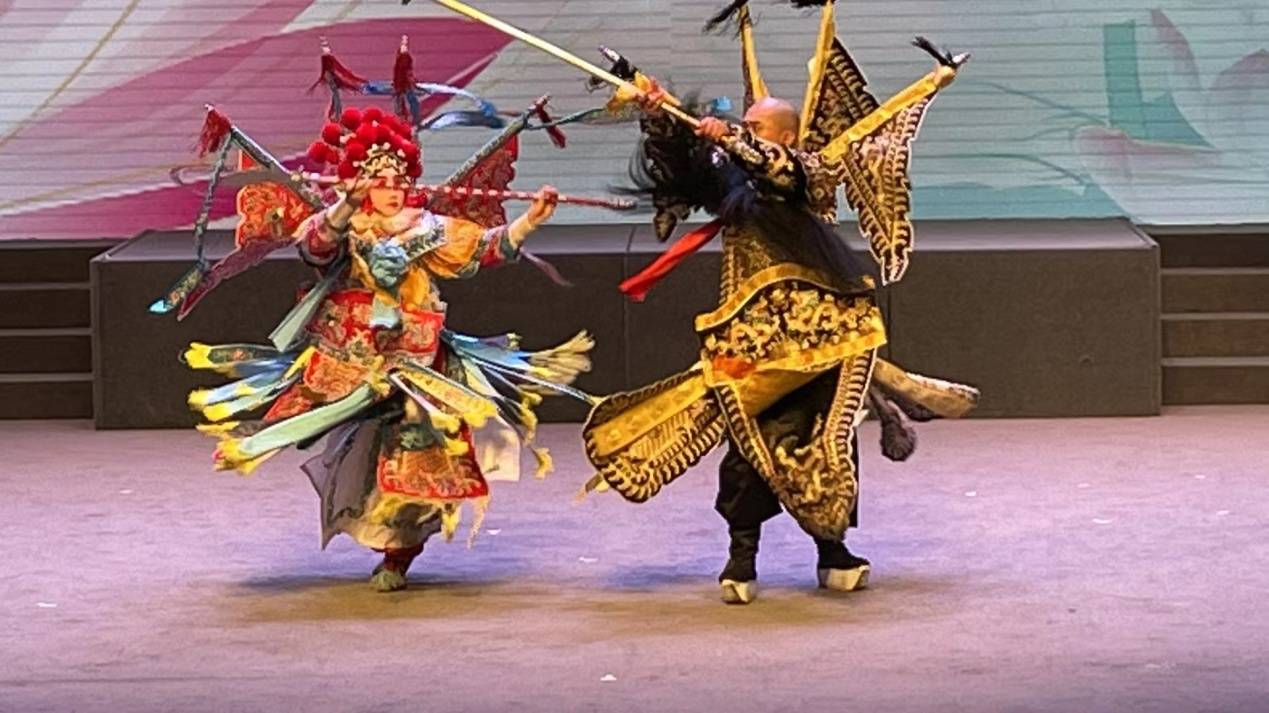 现场诠释了"门枪棍棒锤"样样精通,十八般武艺轮番登场,台