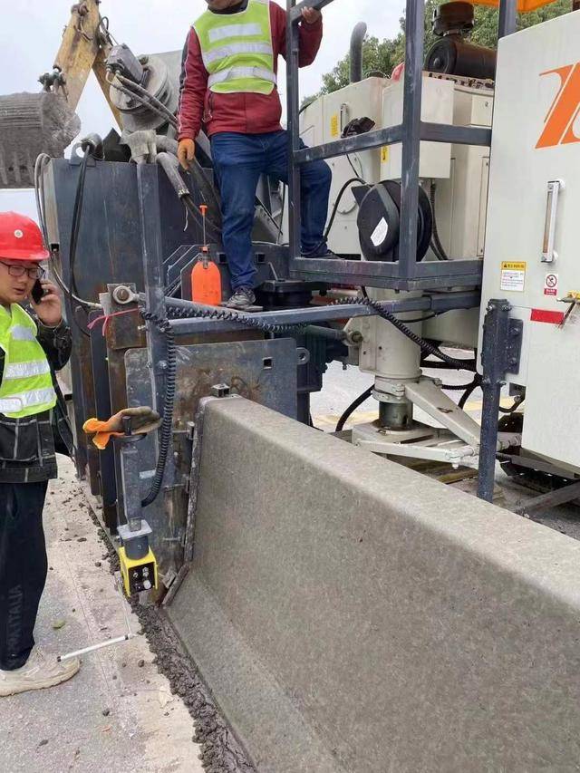 防撞墙滑模机防撞墙成型机隆鹏滑模