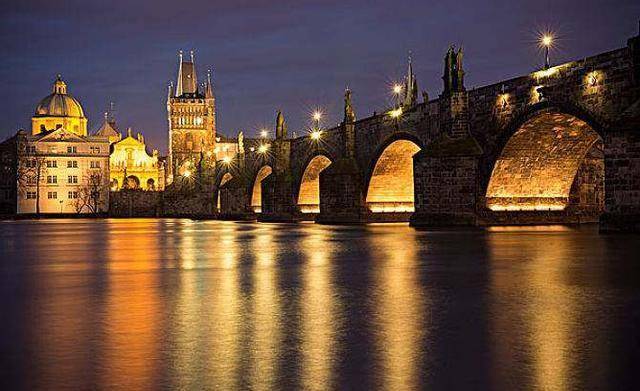 布拉格有座古桥，建造时用鸡蛋做材料，历经600年依旧十分牢固