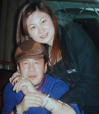 杨坤没有结婚,他如同他的成名曲《无所谓》一样,对婚姻无所谓,对老婆