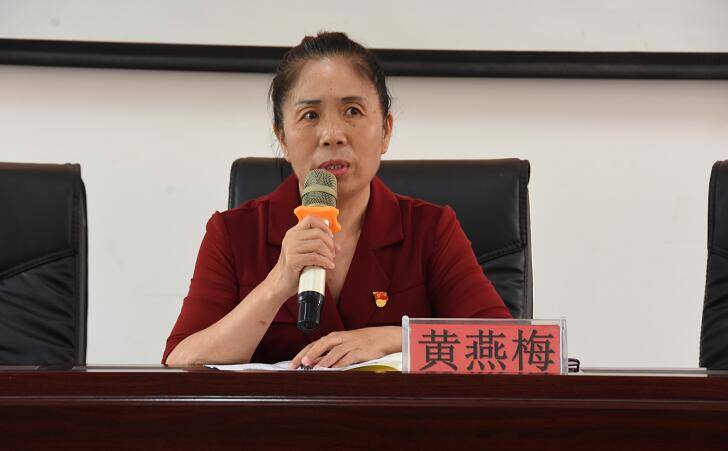 罗甸县委老干部局到罗悃中学开展"学生青春期生理健康知识"讲座_梁英_