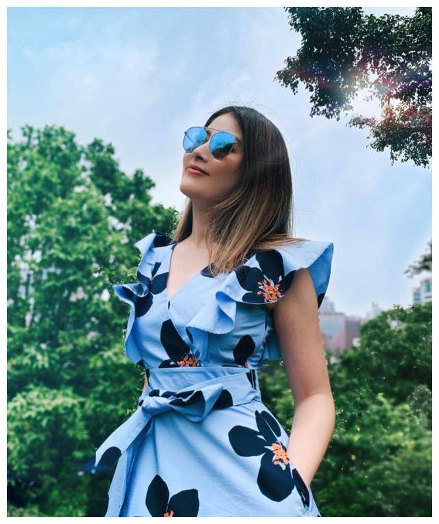 原创气质女神陈慧琳一袭白色连衣裙出席活动46岁依旧是超模身材