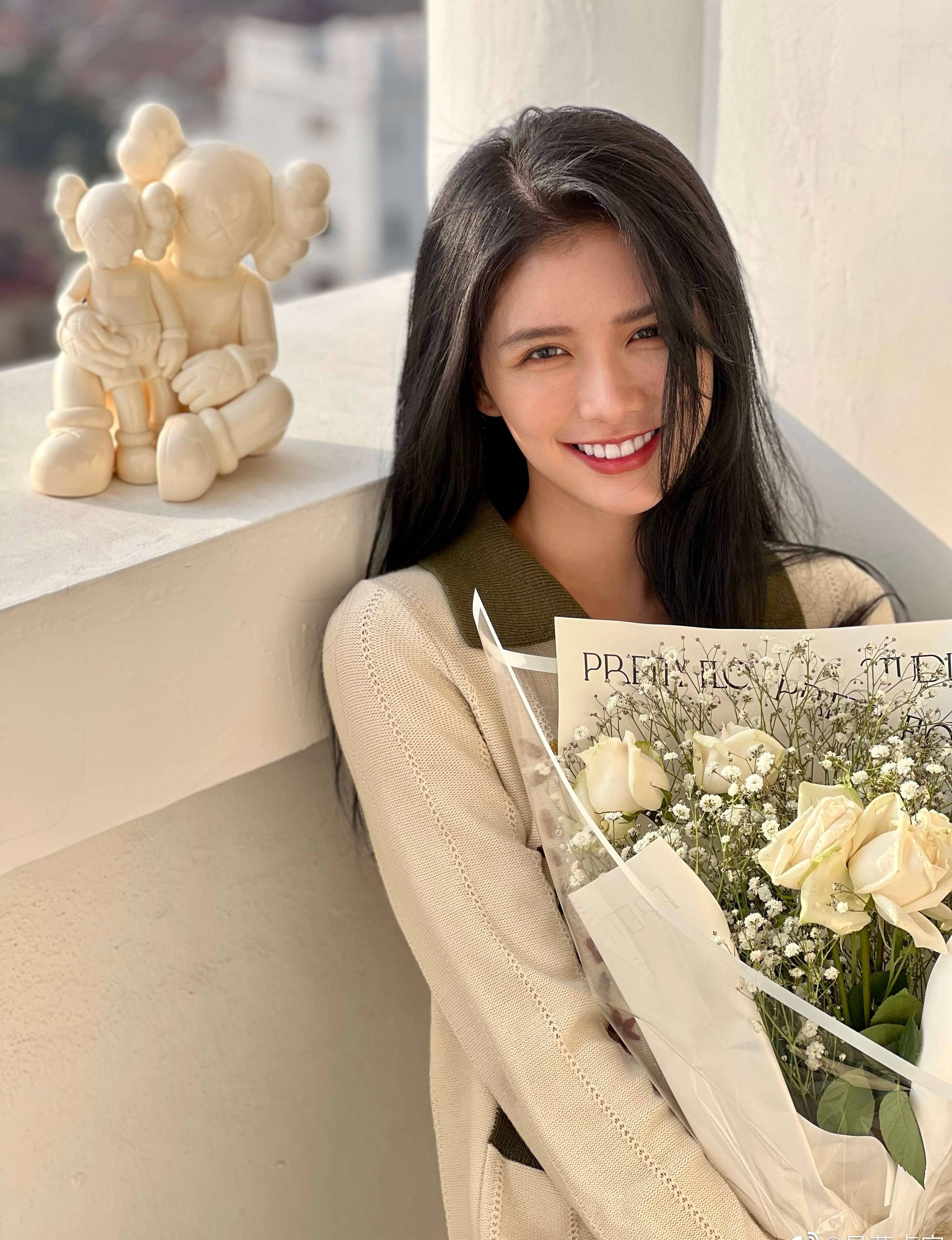 蔡卓宜白色毛衣室内恬静写真