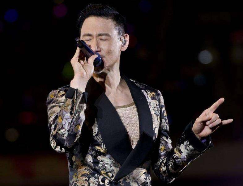 在舞台上张学友的魅力是很难有观众能够抵抗的,张学友也经常西装革履