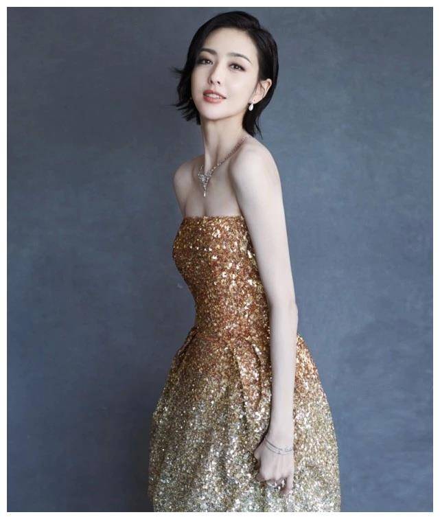 原创36岁的佟丽娅颠覆以往形象一袭金色长裙优雅高贵气场十足