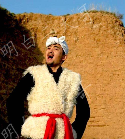 再加上阿宝一直都以一种朴实憨厚的放羊农民形象示人,特别是他为了