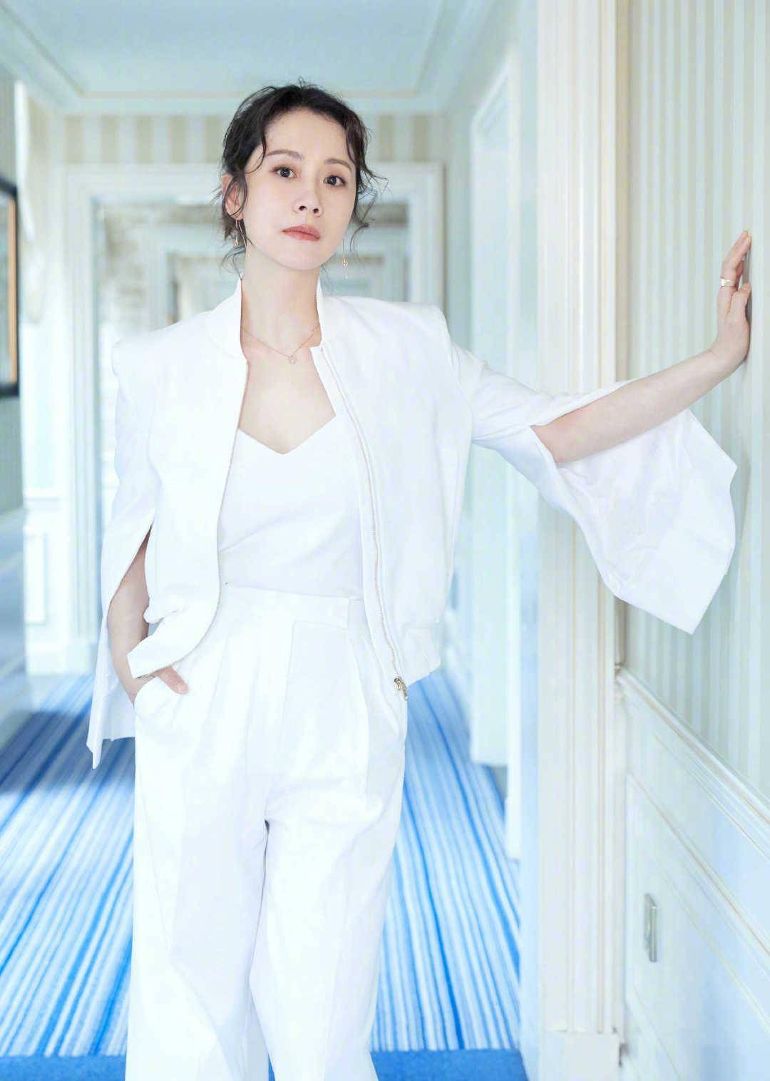 海清意式穿搭太美一字领碎花套装配撩人小卷发十足的女神范