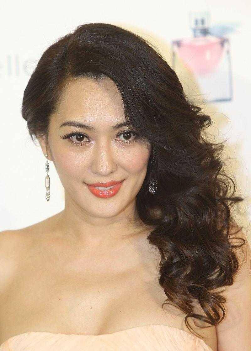 原創孟廣美真讓小花們自卑穿抹身材連衣裙身材時尚哪像53歲大嬸