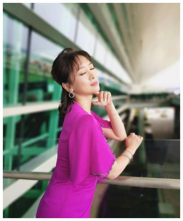 逆生长女神翁虹身穿红色印花连衣裙薄刘海齐肩发型哪像50岁