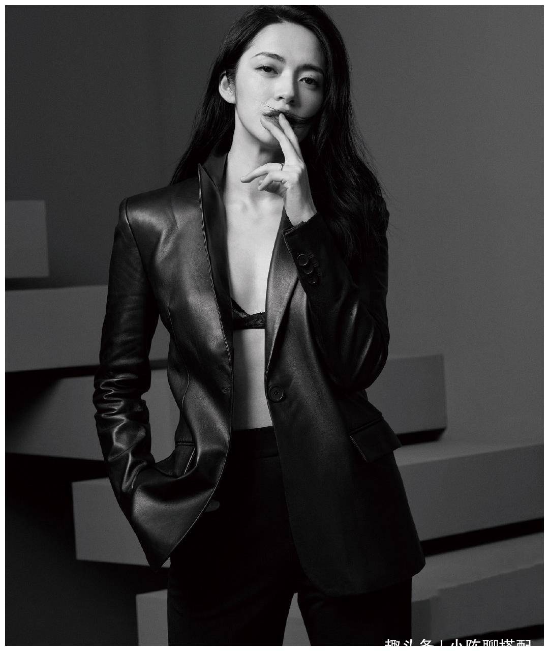 39岁姚晨豹纹配皮裤好野性,内衣搭外套超性感,还cos绝地武士?