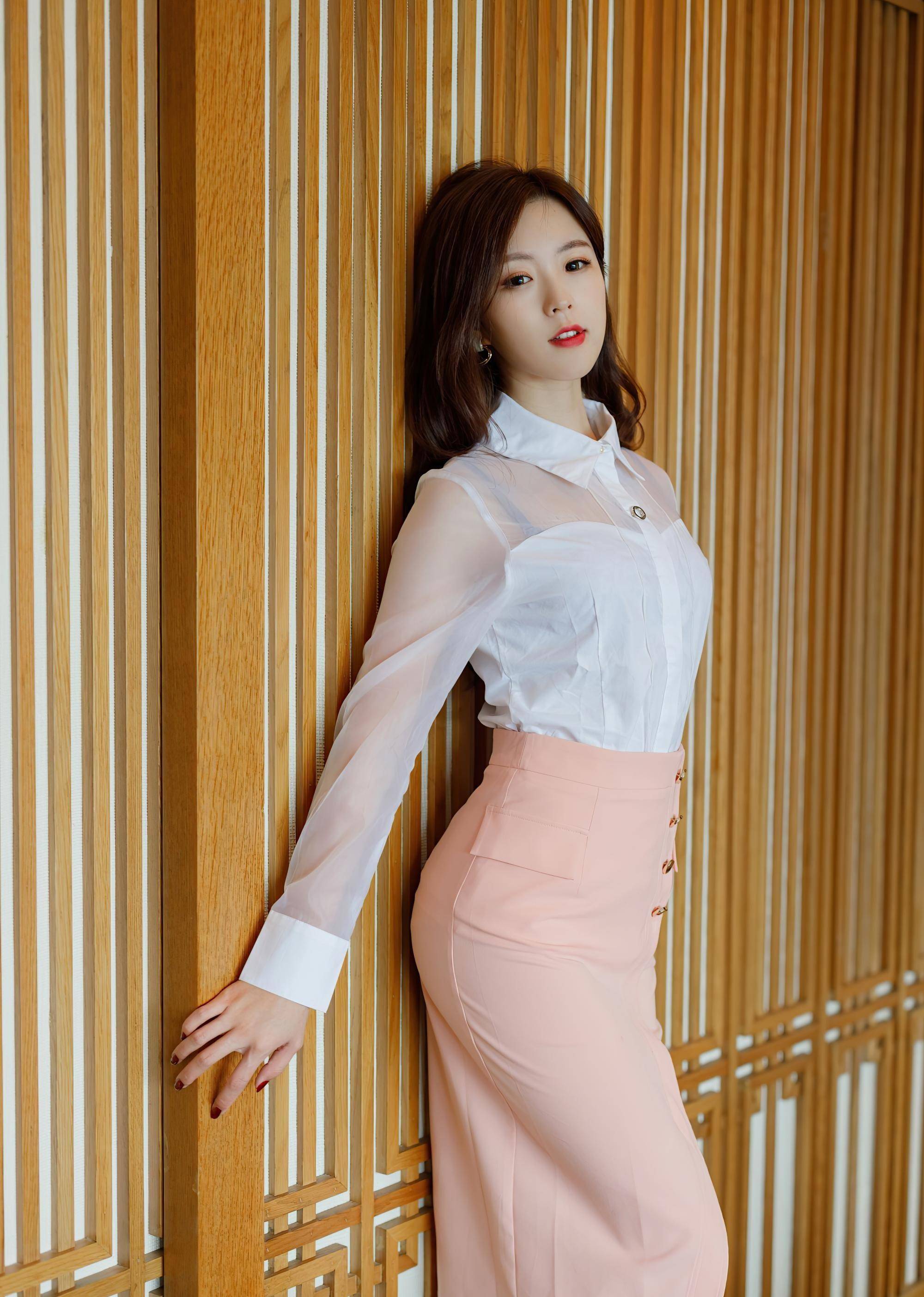 原创美女白色透明衬衫粉色半身裙写真眼神电倒众人尤以图三为最