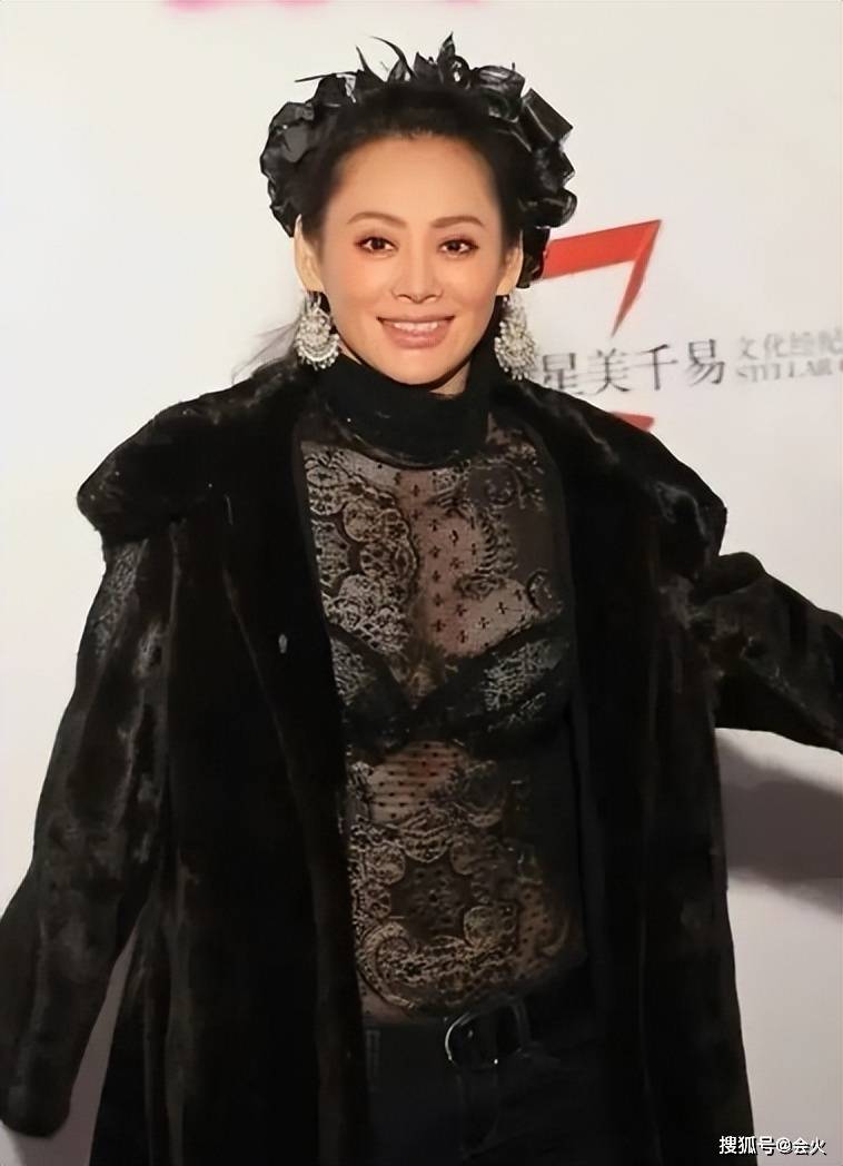 原创宁静水下拍视频大秀身材穿紧身泳装身形丰腴水下蹬腿动作帅气