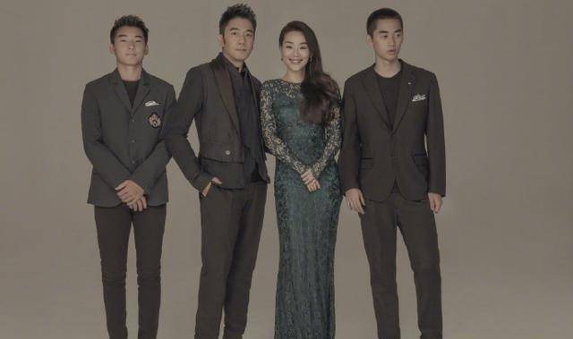 林依轮晒出家庭出游照,庆祝结婚26周年,配文表白妻子_儿子_林子轩