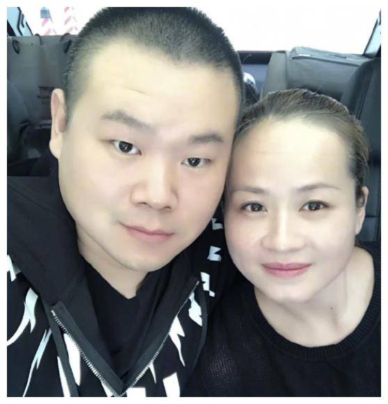 岳云鹏深夜到机场接媳妇刚见面就搂肩索吻被郑敏嫌弃一把推开