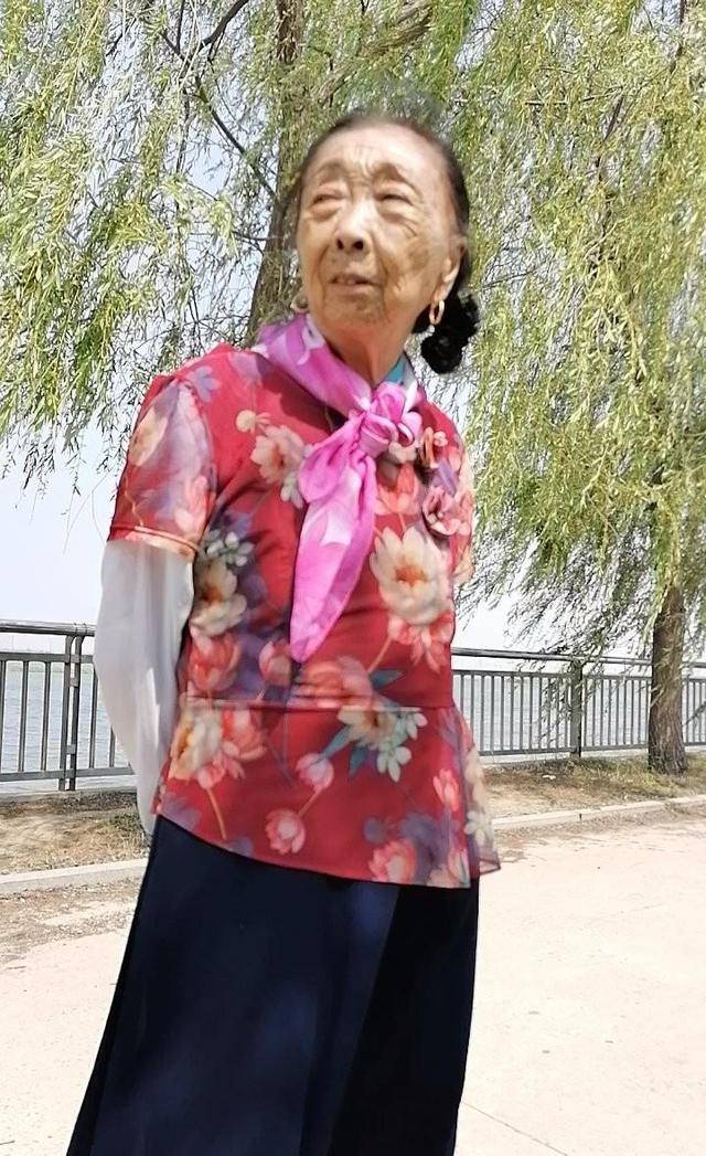 26年前27岁东北小伙和父母断绝关系娶59岁老太如今却败给现实