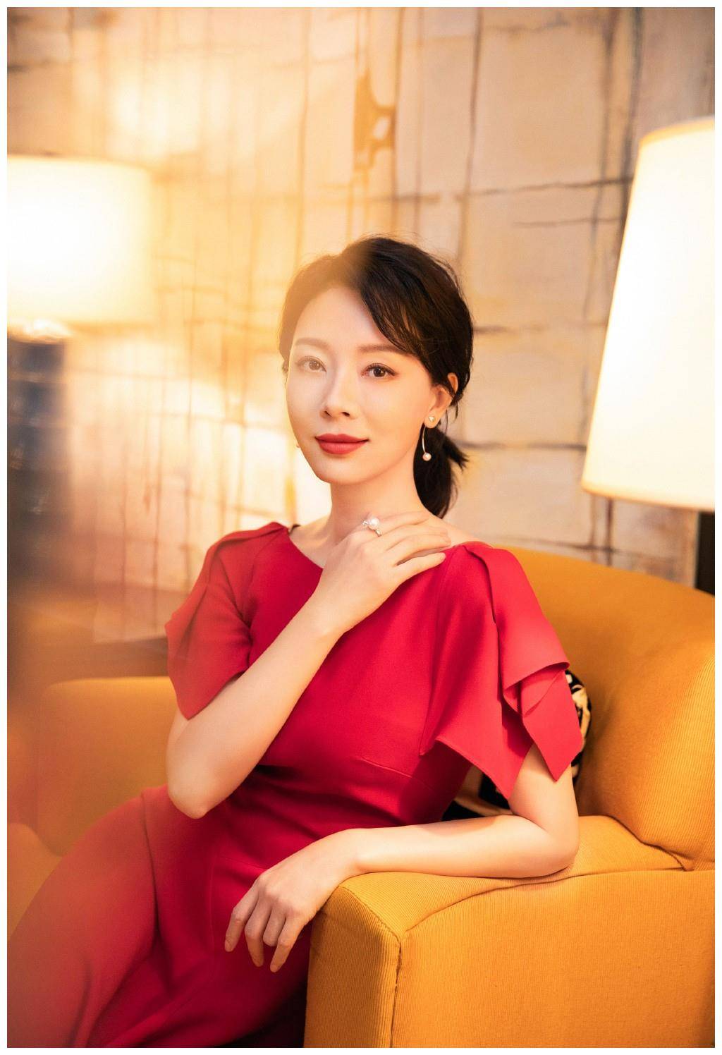 原创陈数越老越有韵味穿露背红裙美得太惊艳瞬间明白了什么叫气质