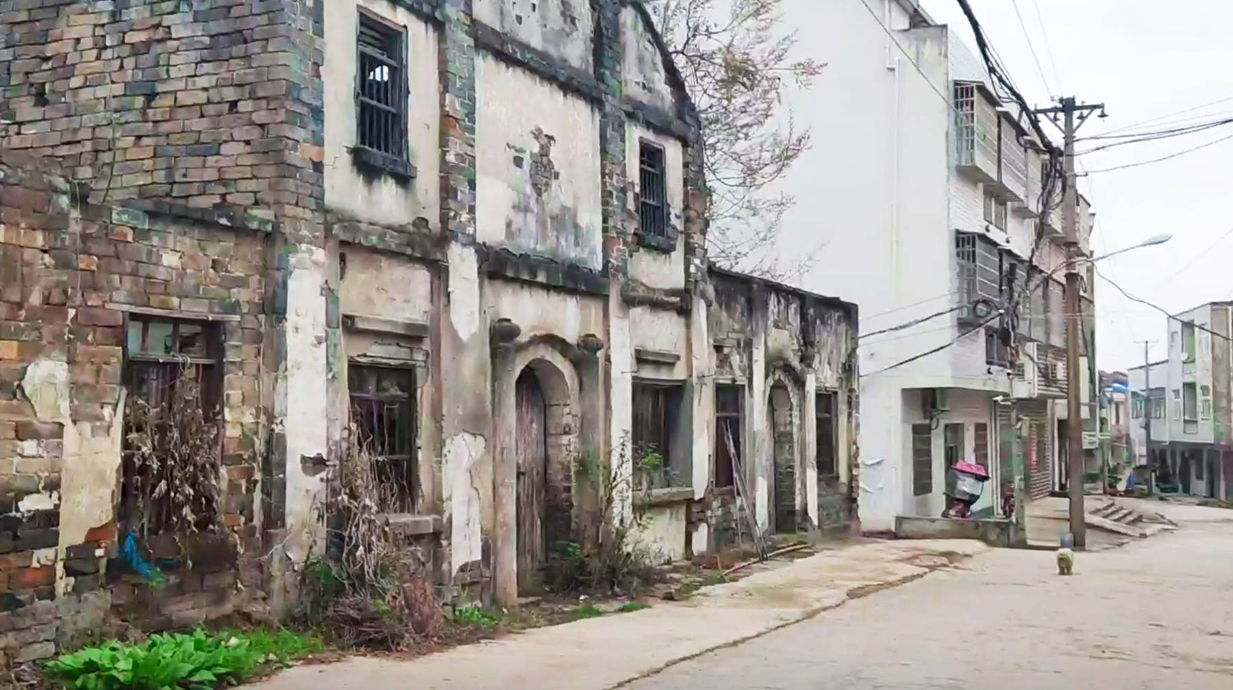 路过武汉郊区一座老旧村落，废弃民房无人住，建筑风格充满年代感