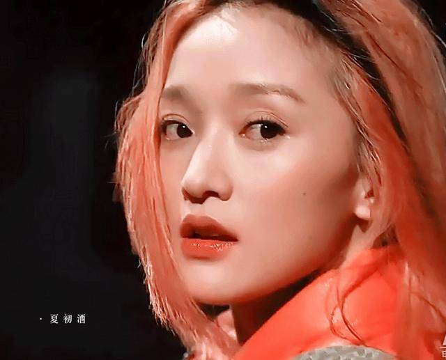 当年的电影中的橘色头发造型,那时的周迅32岁,依然少女感满满.