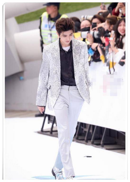 原创蔡徐坤真豁出去啦穿西装大玩歪头杀虽然有点娘但依旧很帅