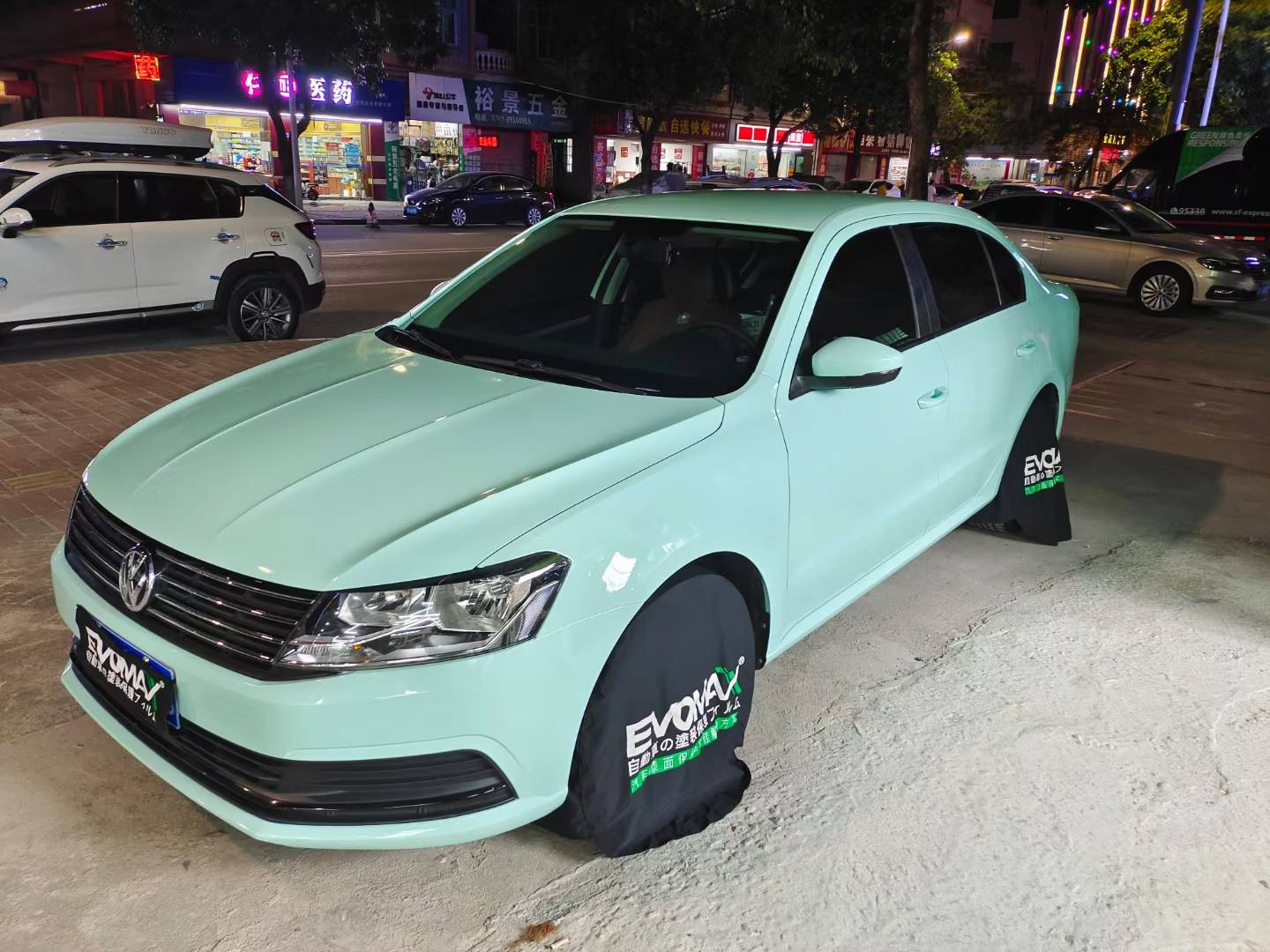 大众朗逸原车白色选择evomax易玛改色膜嵯峨绿